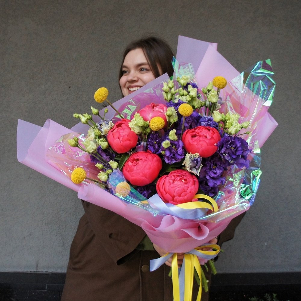 Я, ты, ночь, луна: коралловые пионы, космическая краспедия, загадочная эустома в Санкт-Петербурге