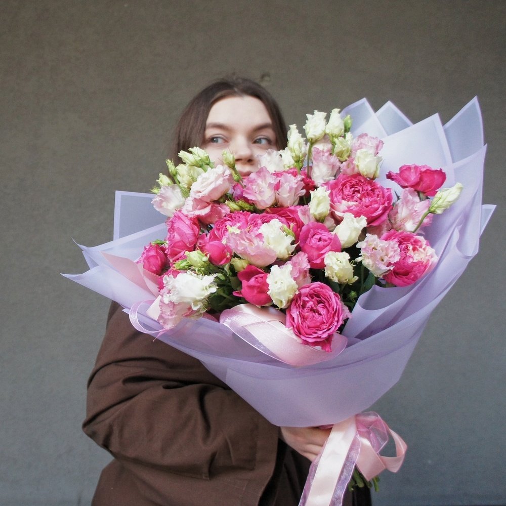 Этим летом: дуо-букет пионовидных роз и кружевной эустомы