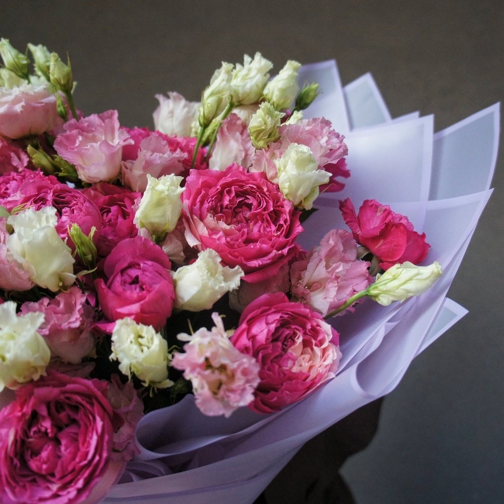 Этим летом: дуо-букет пионовидных роз и кружевной эустомы