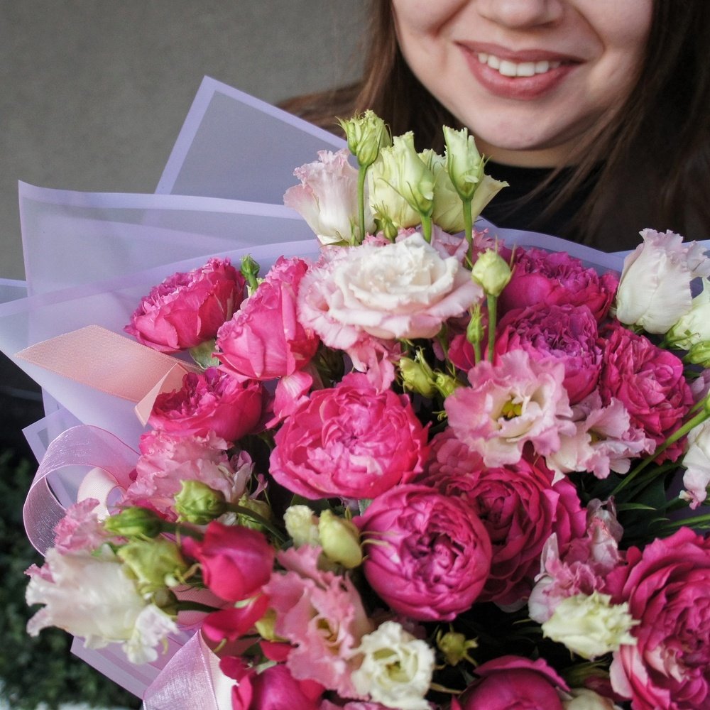 Этим летом: дуо-букет пионовидных роз и кружевной эустомы