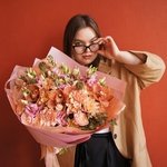 Букет для директора школы в персиковых оттенках в Санкт-Петербурге - Фотография 1