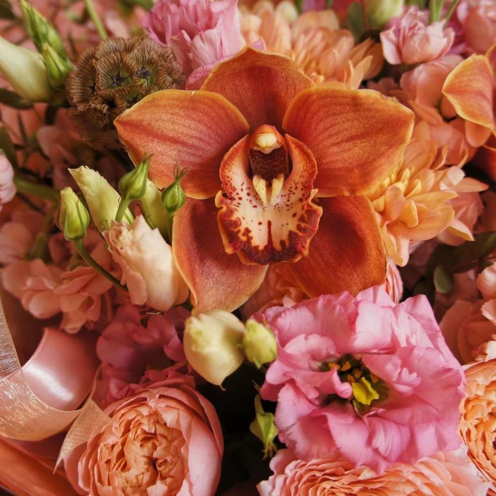 Букет для директора школы в персиковых оттенках