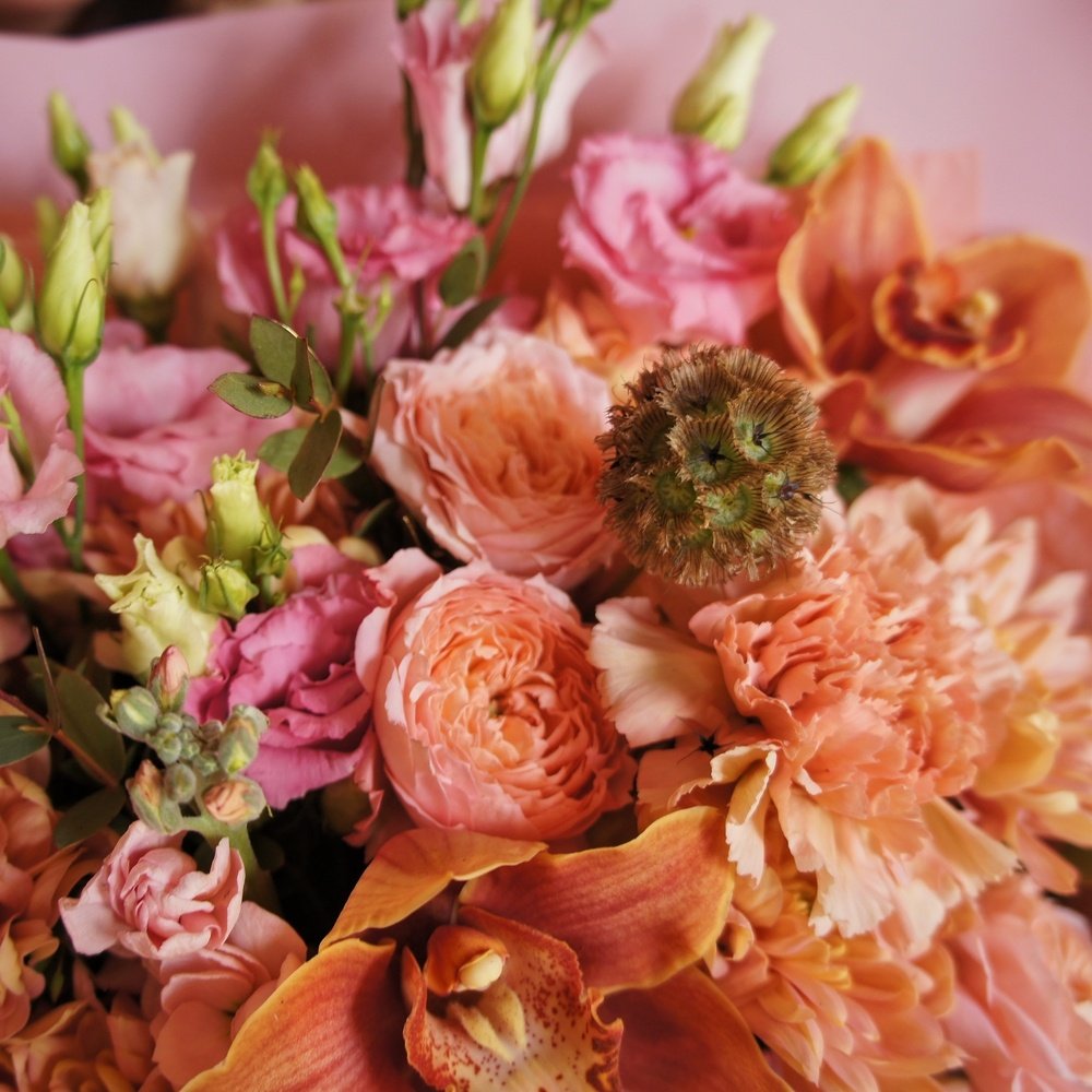 Букет для директора школы в персиковых оттенках