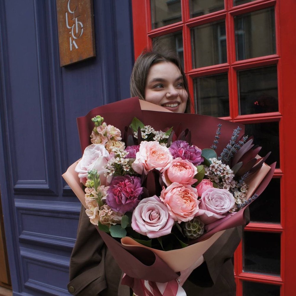 Бонни: пионовидные розы, ароматная маттиола, ваксфлаур и другие цветы