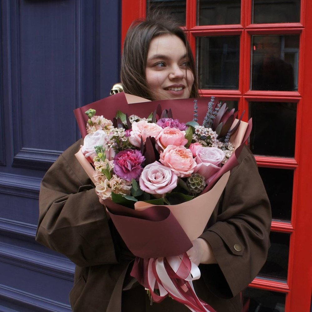 Бонни: пионовидные розы, ароматная маттиола, ваксфлаур и другие цветы