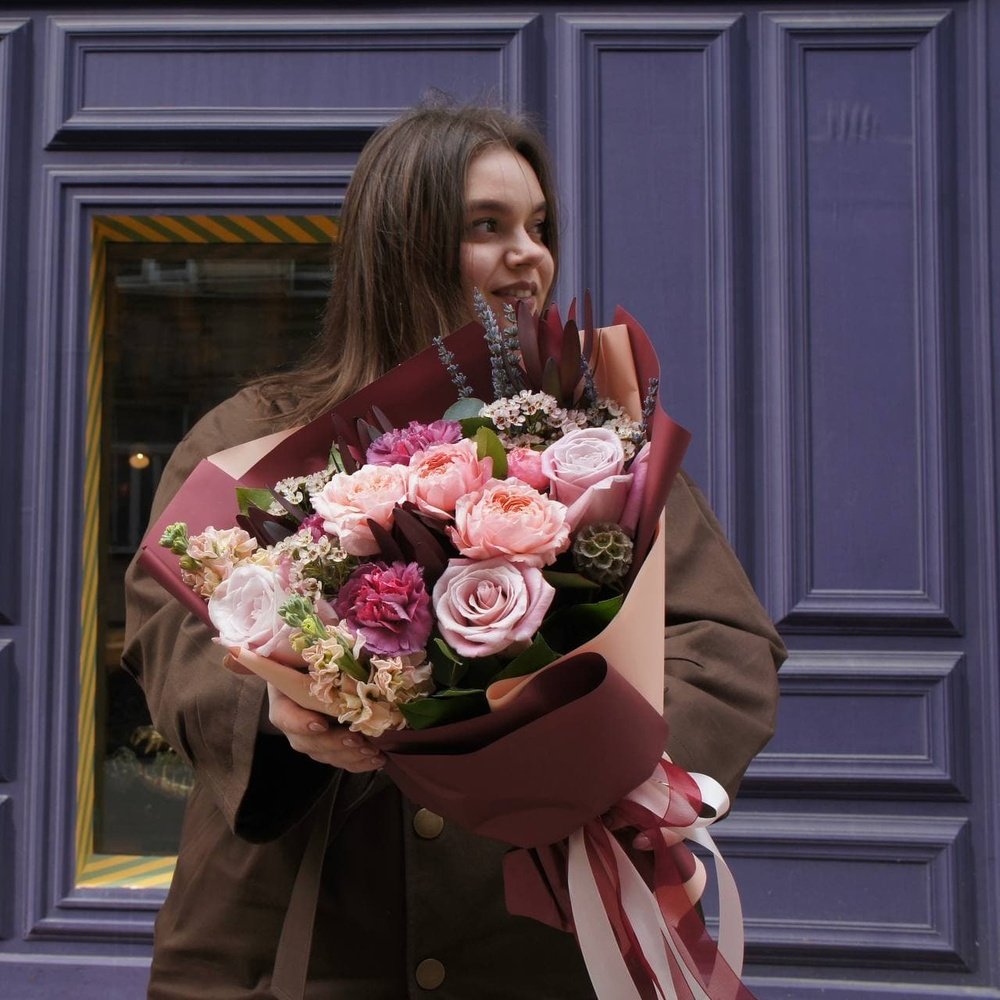 Бонни: пионовидные розы, ароматная маттиола, ваксфлаур и другие цветы