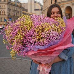 Букет Ямайское облако: объёмный букет розовой и лимонной гипсофилы