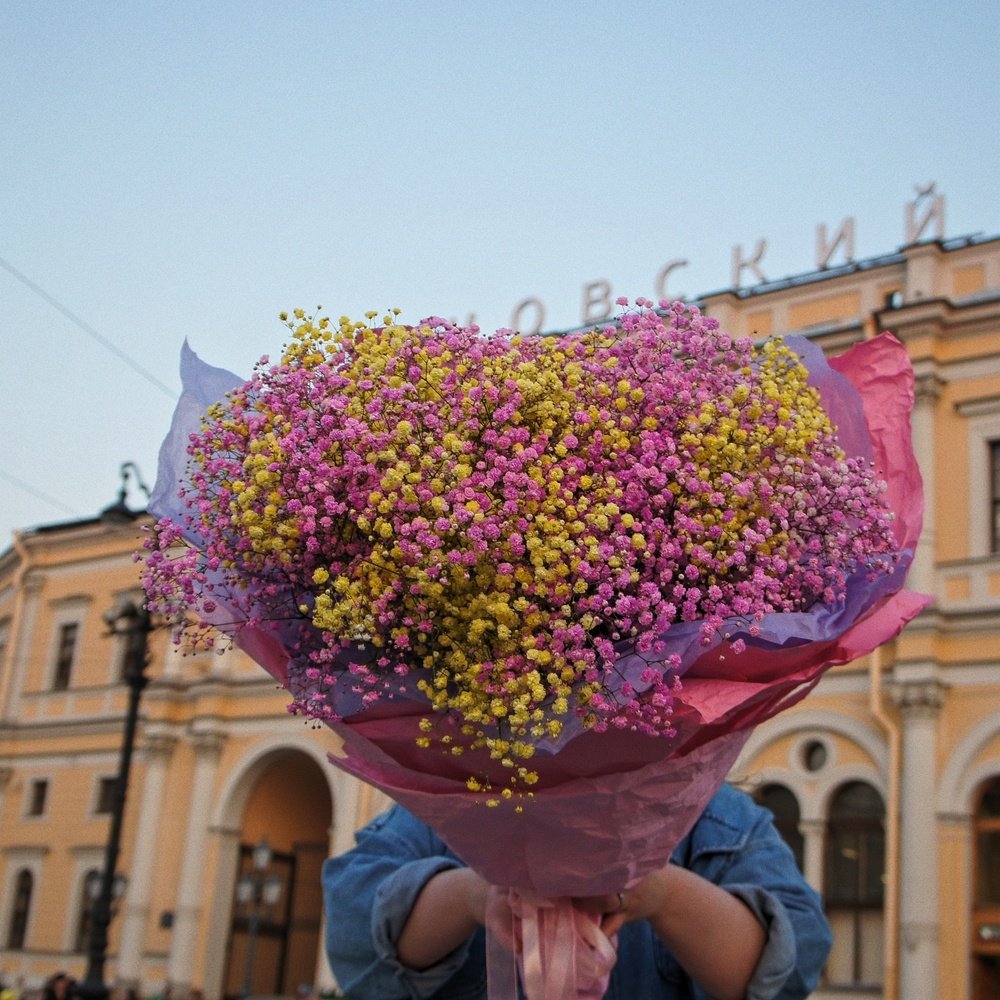 Ямайское облако: объёмный букет розовой и лимонной гипсофилы