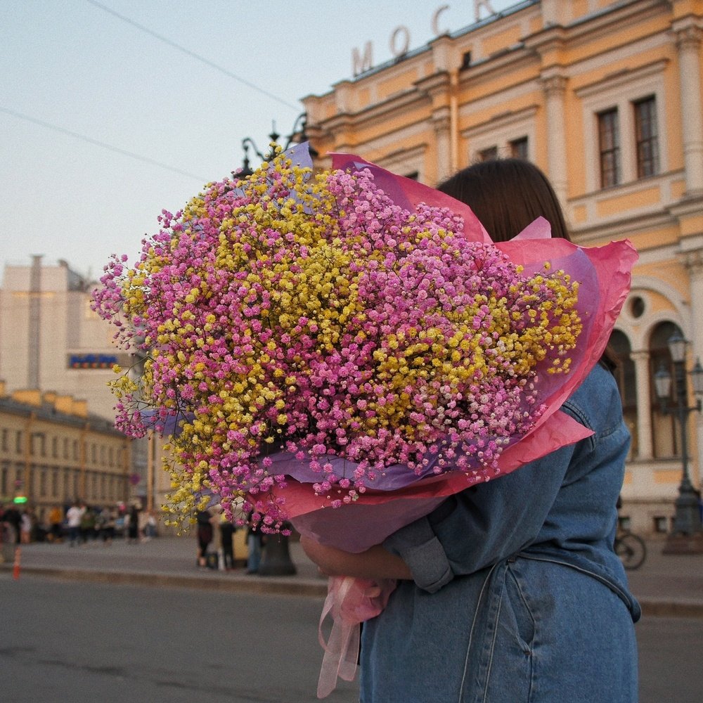 Ямайское облако: объёмный букет розовой и лимонной гипсофилы