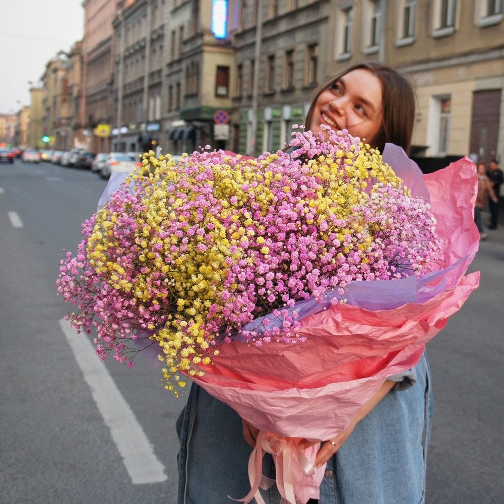 Ямайское облако: объёмный букет розовой и лимонной гипсофилы