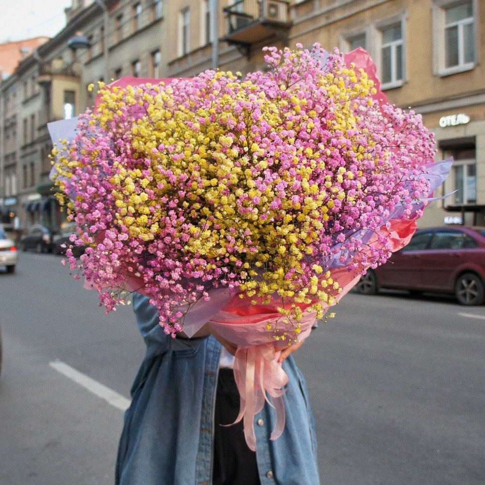 Ямайское облако: объёмный букет розовой и лимонной гипсофилы