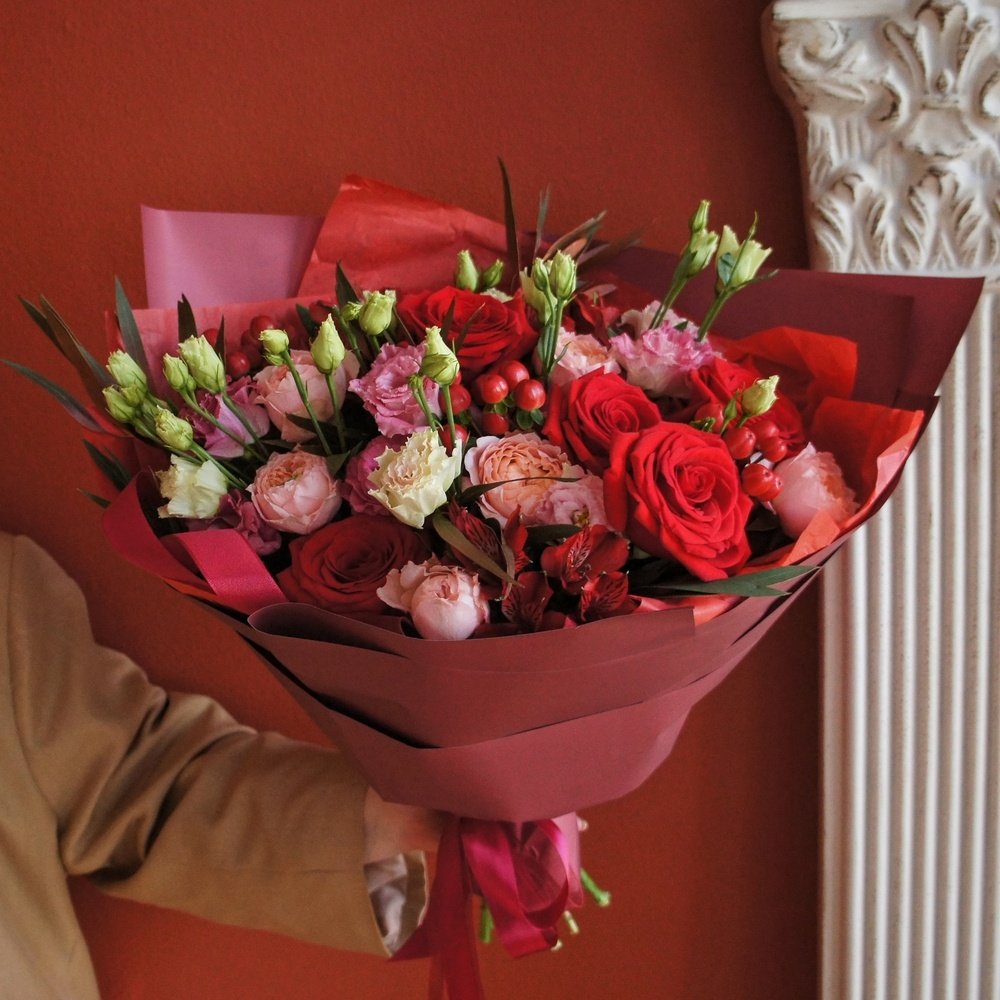 Этиметей: пионовидные розы, альстромерия и бронзовые ветви эвкалипта