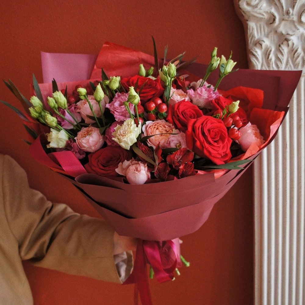 Этиметей: пионовидные розы, альстромерия и бронзовые ветви эвкалипта