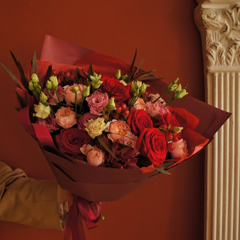 Этиметей: пионовидные розы, альстромерия и бронзовые ветви эвкалипта