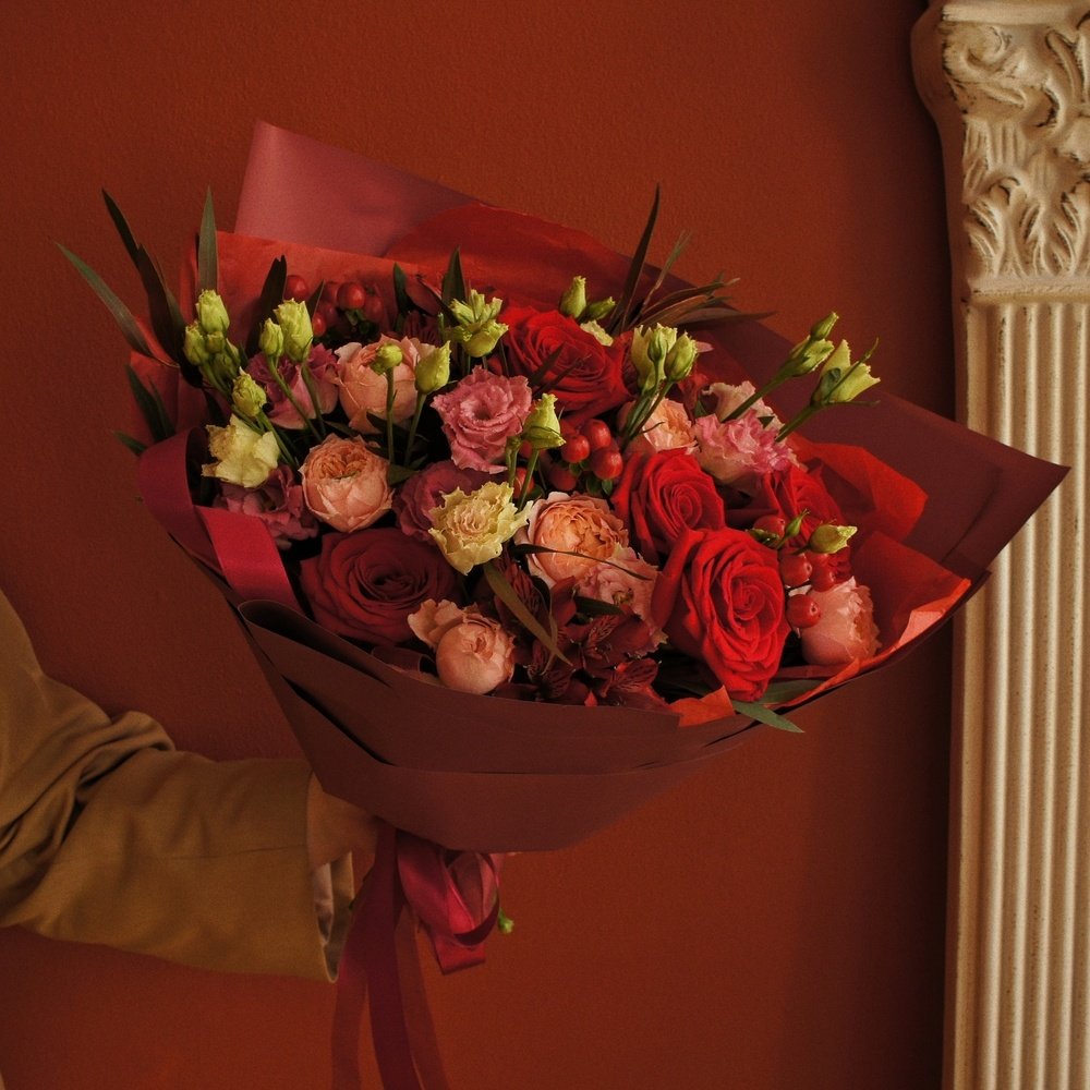 Этиметей: пионовидные розы, альстромерия и бронзовые ветви эвкалипта