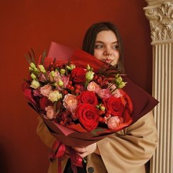 Букет «Этиметей: пионовидные розы, альстромерия и бронзовые ветви эвкалипта» Букет «Этиметей: пионовидные розы, альстромерия и бронзовые ветви эвкалипта»