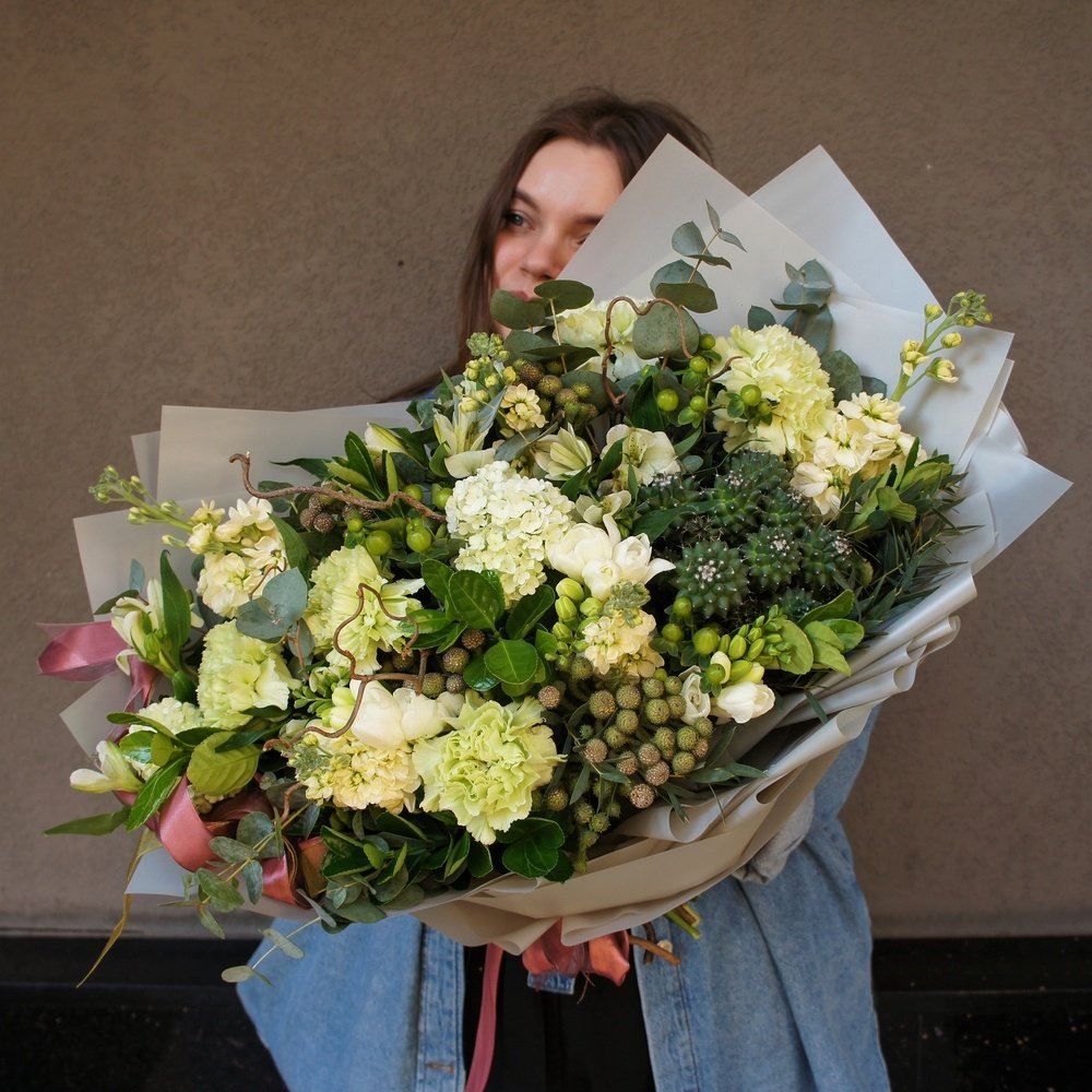 Эйриезская долина: тропический кактус, ветви карелиуса и южноафриканская бруния