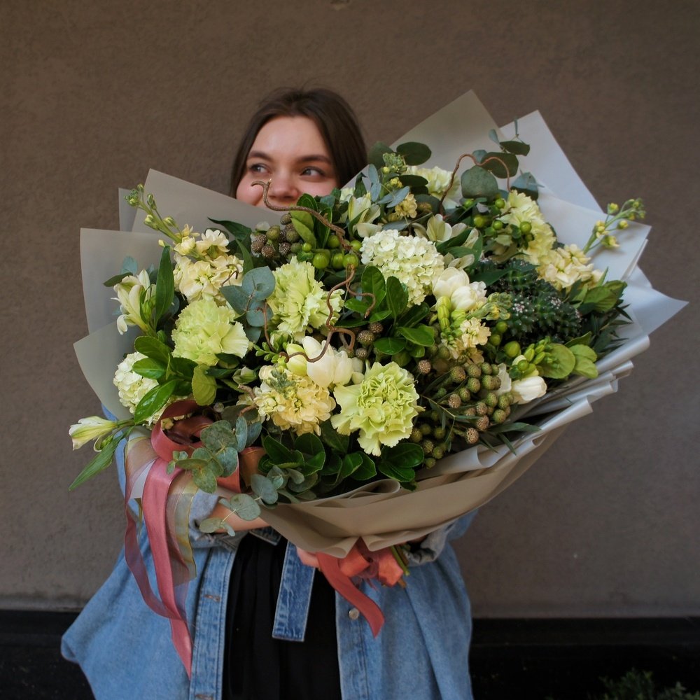 Эйриезская долина: тропический кактус, ветви карелиуса и южноафриканская бруния