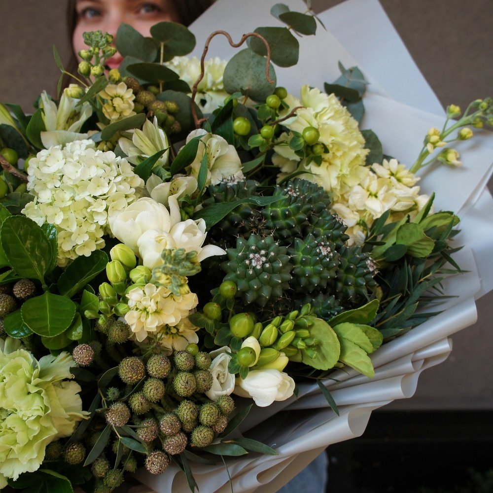 Эйриезская долина: тропический кактус, ветви карелиуса и южноафриканская бруния