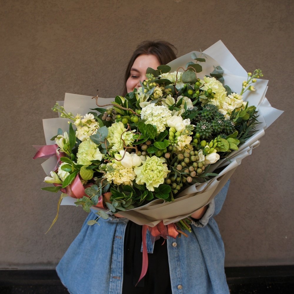 Эйриезская долина: тропический кактус, ветви карелиуса и южноафриканская бруния