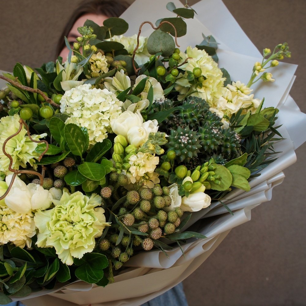 Эйриезская долина: тропический кактус, ветви карелиуса и южноафриканская бруния