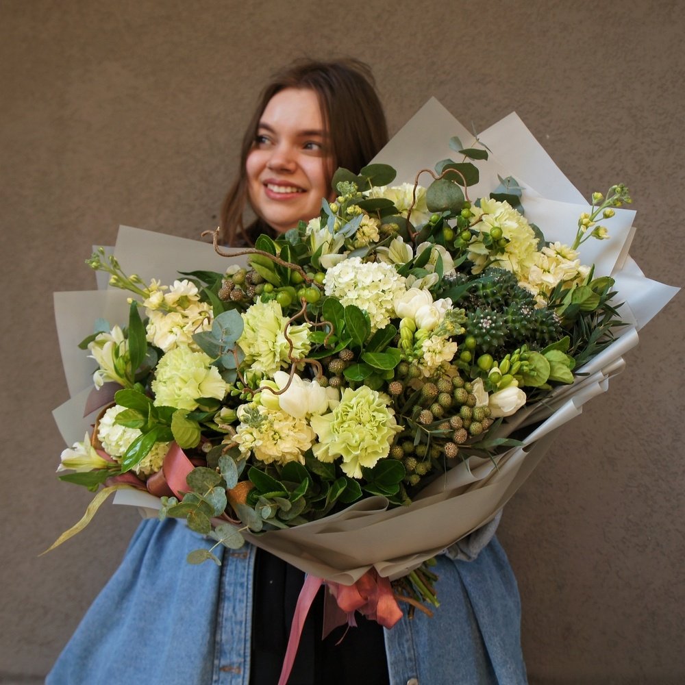 Эйриезская долина: тропический кактус, ветви карелиуса и южноафриканская бруния в Санкт-Петербурге