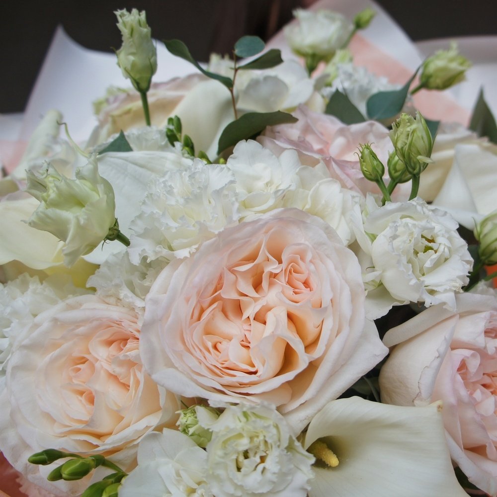 Роуз: пионовидные розы, каллы, лизиантус