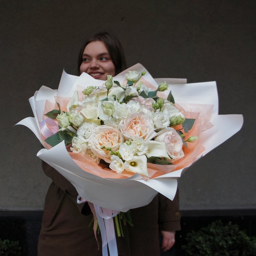 Роуз: пионовидные розы, каллы, лизиантус