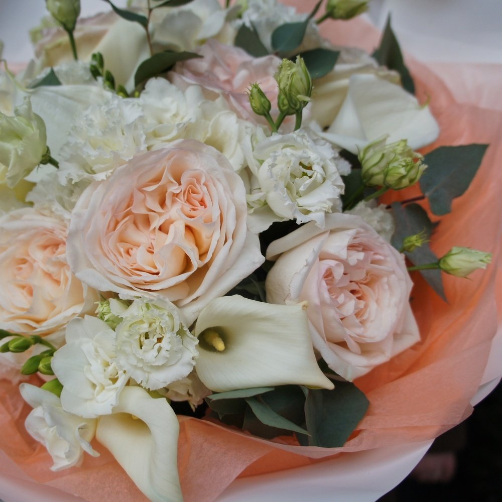 Роуз: пионовидные розы, каллы, лизиантус