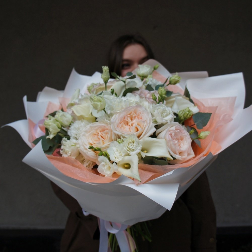 Роуз: пионовидные розы, каллы, лизиантус