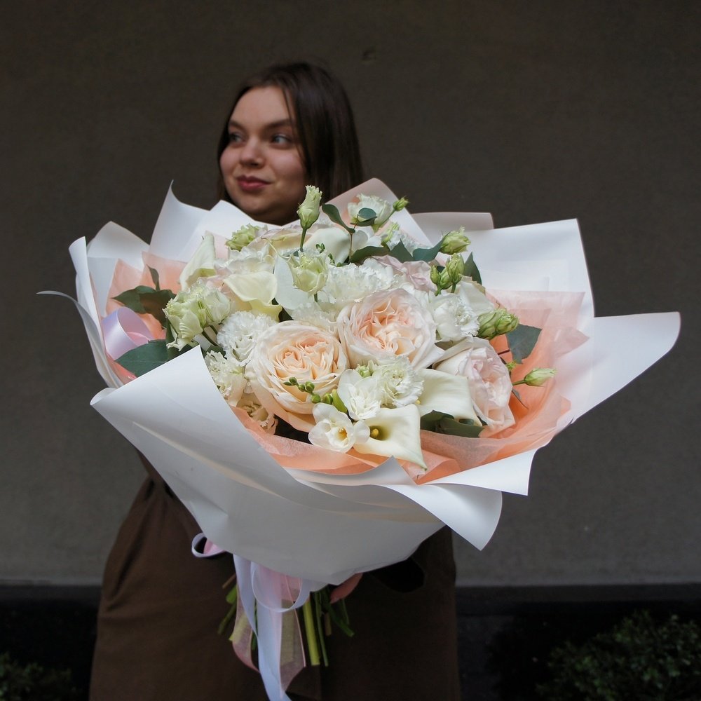 Роуз: пионовидные розы, каллы, лизиантус