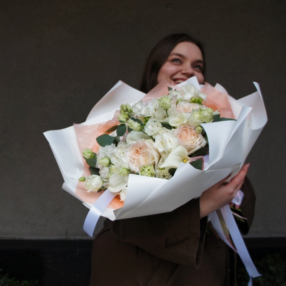 Роуз: пионовидные розы, каллы, лизиантус