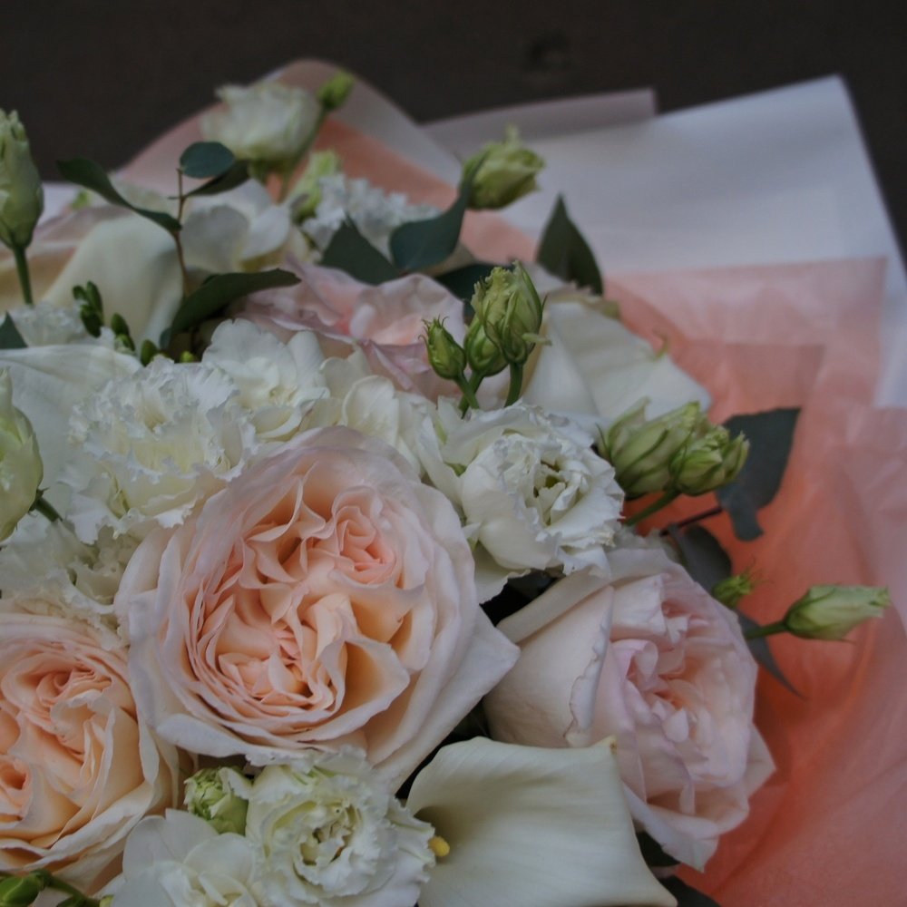 Роуз: пионовидные розы, каллы, лизиантус