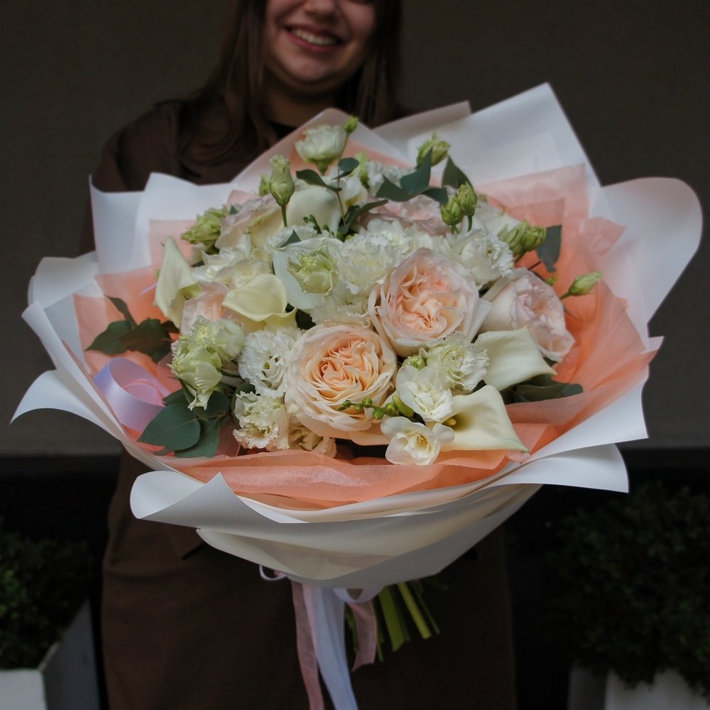 Роуз: пионовидные розы, каллы, лизиантус