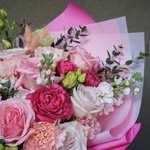 Роса нежности: кружевная эустома, пионовидные розы и фактурная маттиола в Санкт-Петербурге - Фотография 4