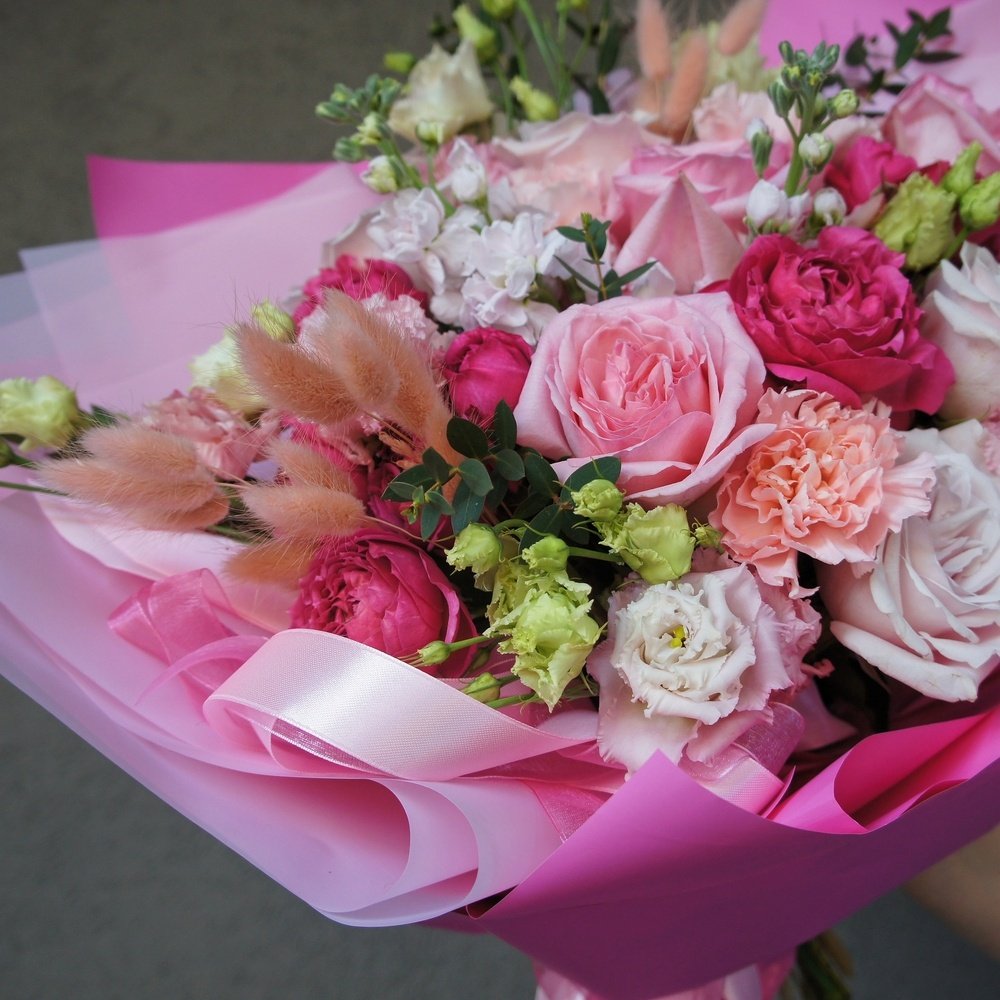 Роса нежности: эустома, пионовидные розы и маттиола с аквабоксом и переноской