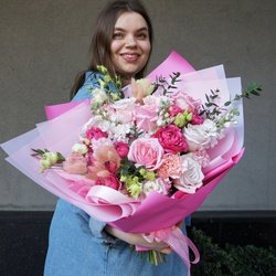 Букет Роса нежности: кружевная эустома, пионовидные розы и фактурная маттиола