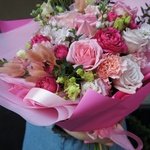 Роса нежности: кружевная эустома, пионовидные розы и фактурная маттиола в Санкт-Петербурге - Фотография 6