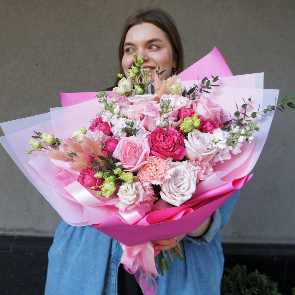 Роса нежности: эустома, пионовидные розы и маттиола с аквабоксом и переноской