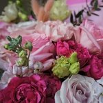 Роса нежности: кружевная эустома, пионовидные розы и фактурная маттиола в Санкт-Петербурге - Фотография 8