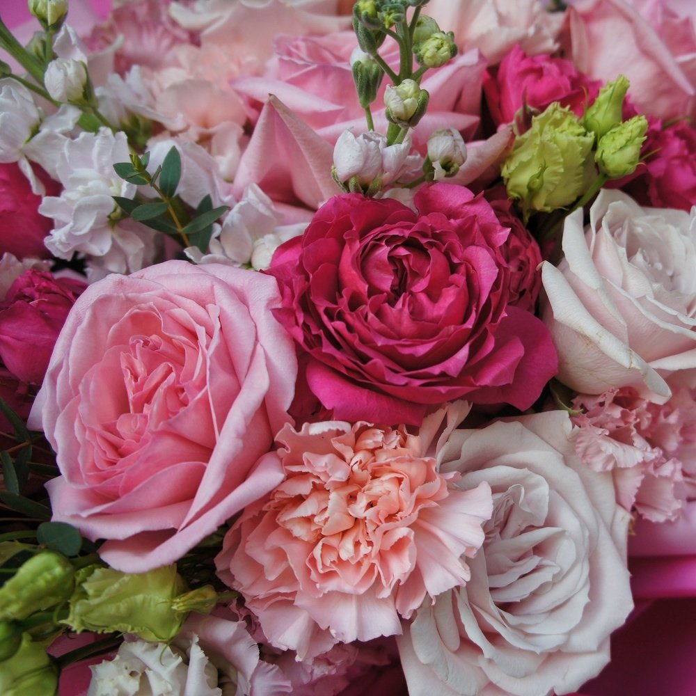 Роса нежности: эустома, пионовидные розы и маттиола с аквабоксом и переноской