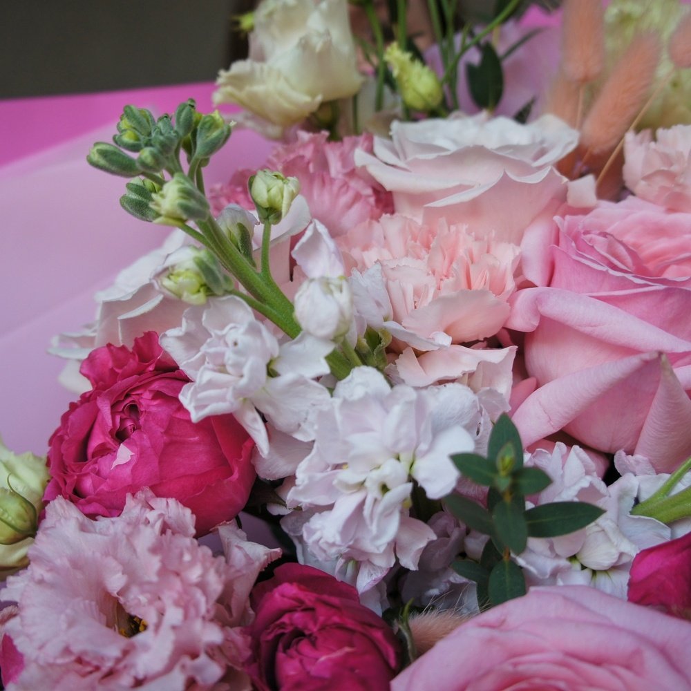 Роса нежности: эустома, пионовидные розы и маттиола с аквабоксом и переноской