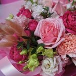 Роса нежности: кружевная эустома, пионовидные розы и фактурная маттиола в Санкт-Петербурге - Фотография 9