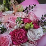 Роса нежности: кружевная эустома, пионовидные розы и фактурная маттиола в Санкт-Петербурге - Фотография 14