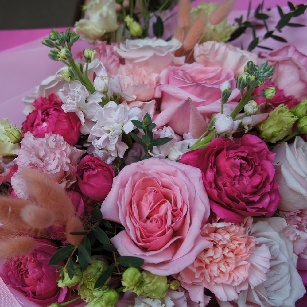 Роса нежности: эустома, пионовидные розы и маттиола с аквабоксом и переноской