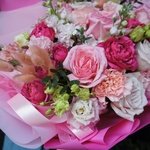 Роса нежности: кружевная эустома, пионовидные розы и фактурная маттиола в Санкт-Петербурге - Фотография 18