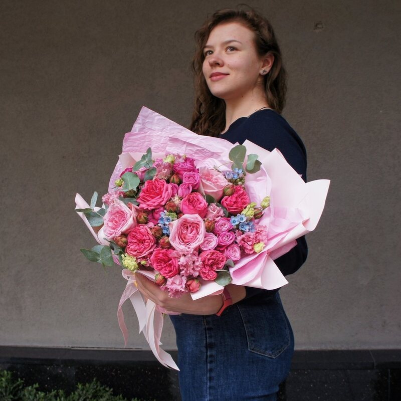 Принцесса Мононоке: розовые пионовидные розы, твидия и лизиантус