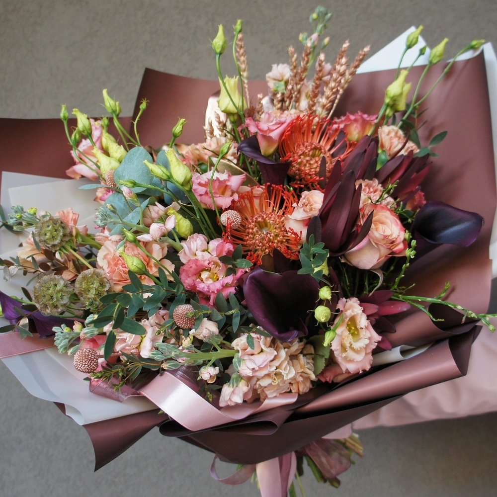 Отражение глаз твоих: тропический леукасперум, тёмные каллы и аутентичная скабиоза