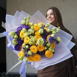 Букет «При свете луны: пионовидные кустовые розы и эустома (лизиантус)» Букет «При свете луны: пионовидные кустовые розы и эустома (лизиантус)»