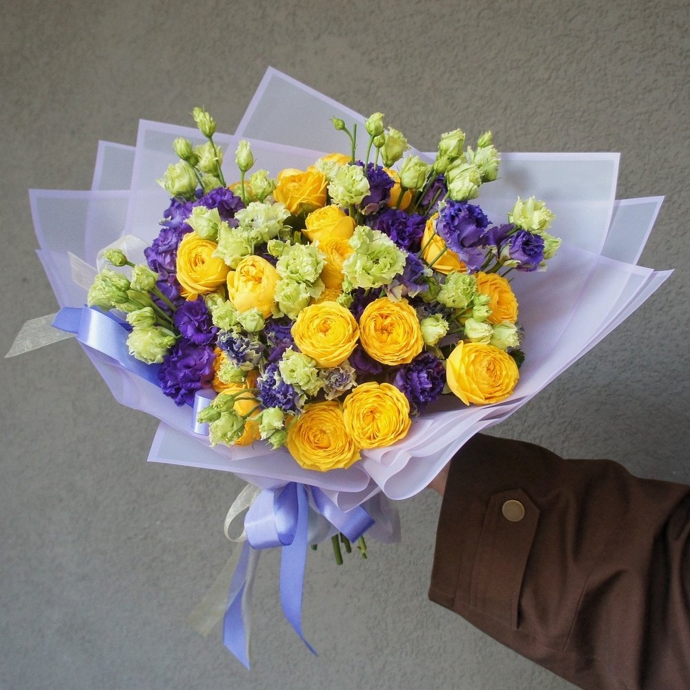 При свете луны: пионовидные кустовые розы и эустома (лизиантус)